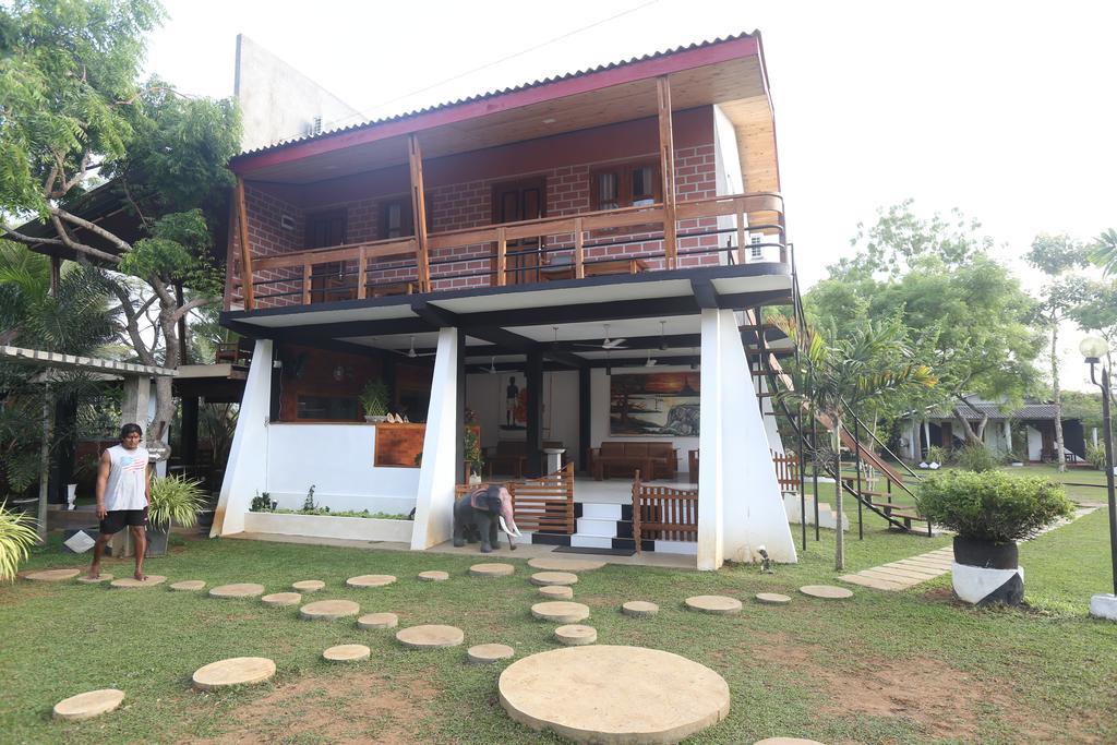 Eco Hotel Black & White - Anuradhapura Mihintale Eksteriør billede