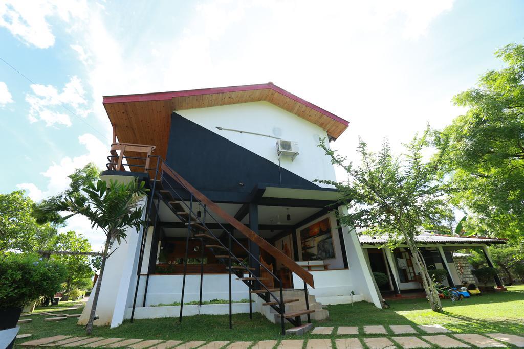 Eco Hotel Black & White - Anuradhapura Mihintale Eksteriør billede