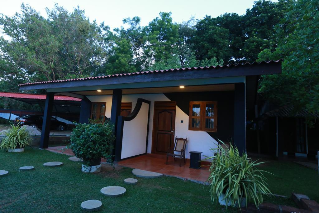 Eco Hotel Black & White - Anuradhapura Mihintale Eksteriør billede