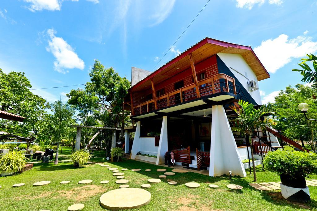 Eco Hotel Black & White - Anuradhapura Mihintale Eksteriør billede