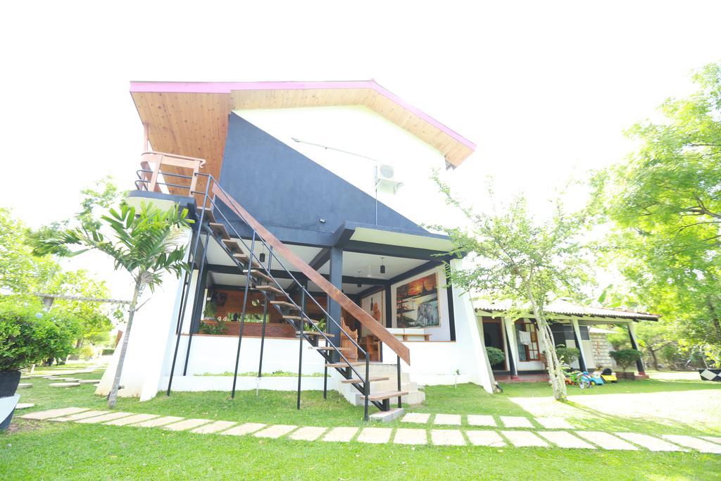Eco Hotel Black & White - Anuradhapura Mihintale Eksteriør billede